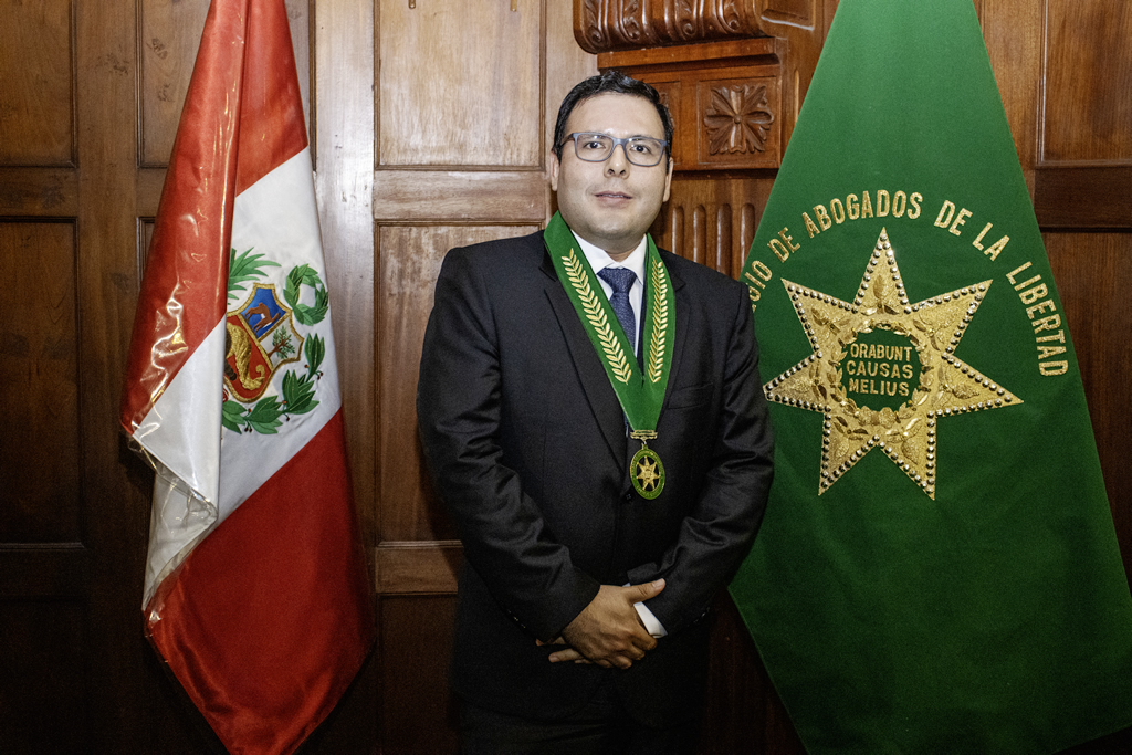 Dr. Carlos Jesús Alza Collantes